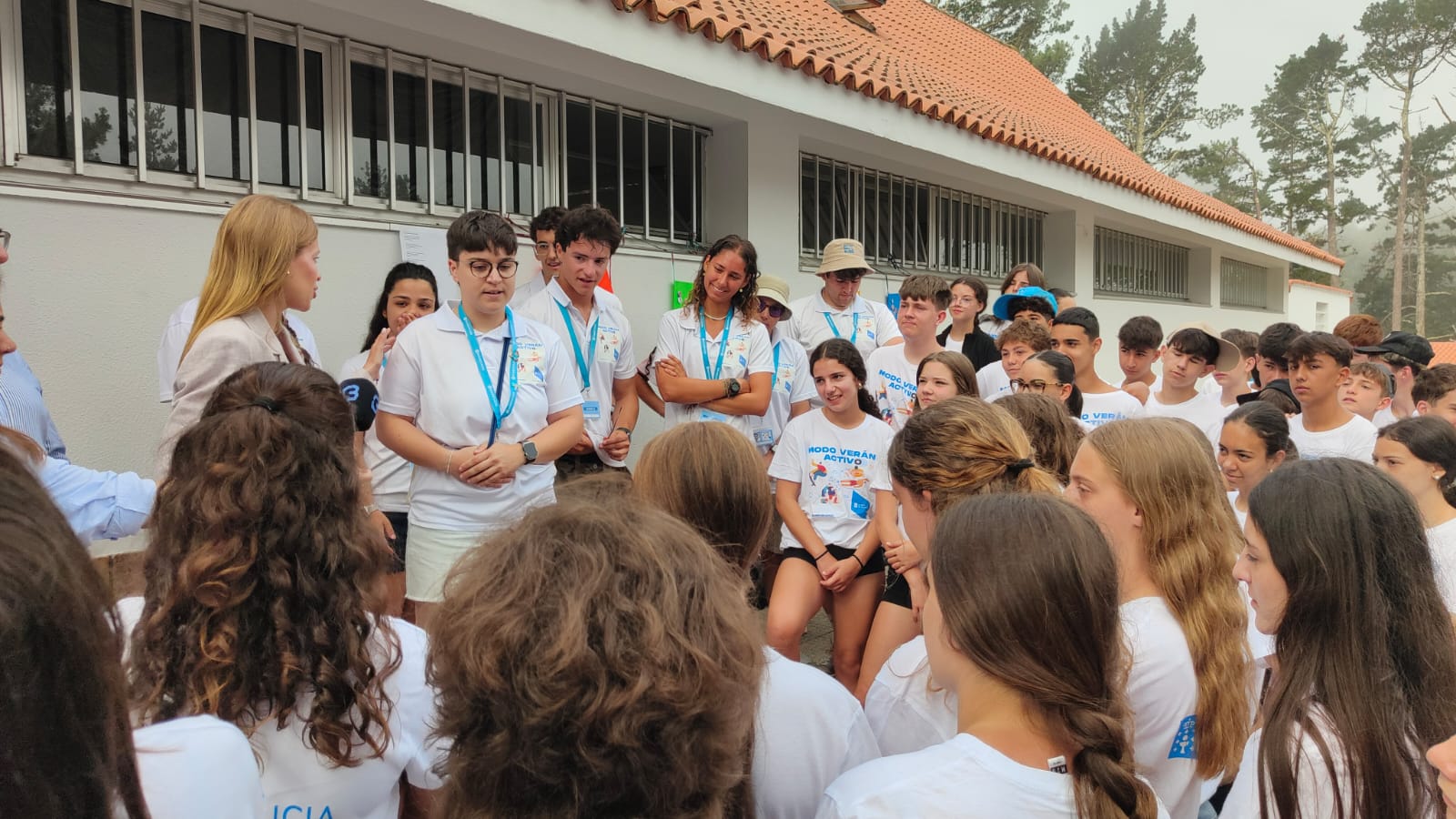 Hoy a la mañana hemos tenido una visita institucional de la consejera de juventud de galicia. Tras esto hemos emprendido camino el pueblo para pasar todo el día de excursión haciendo diferentes juegos y aprovechando para ir a la playa. Hemos concluido el día con una foto en el mirador del campamento. Mañana más!