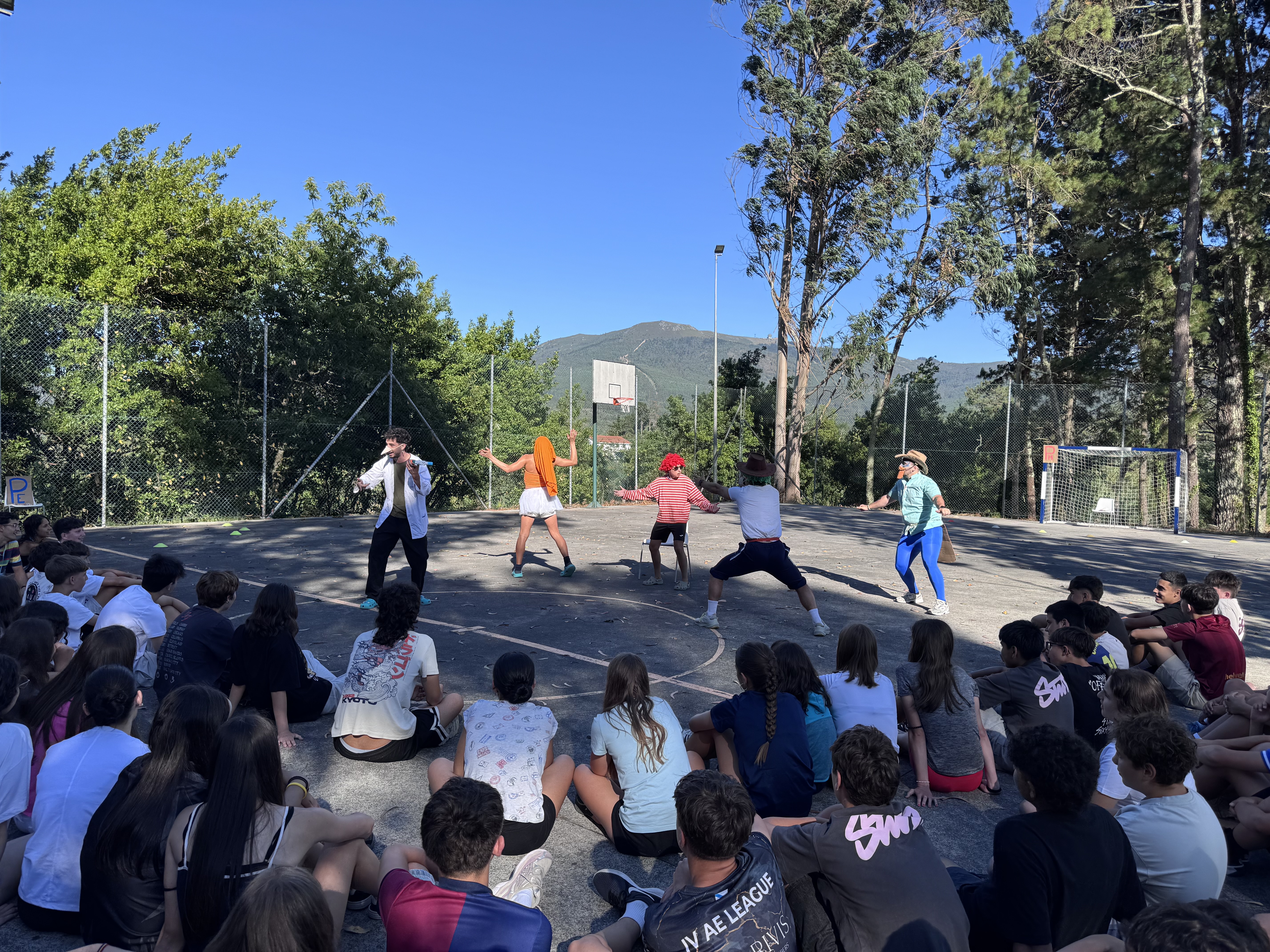 Llegamos a media tarde y tuvimos un juego de bienvenida para conocer mejor a nuestros amigos gallegos, después de la cena disfrutamos también de una velada chulísima para concluir nuestros primer día y coger fuerzas para mañana!