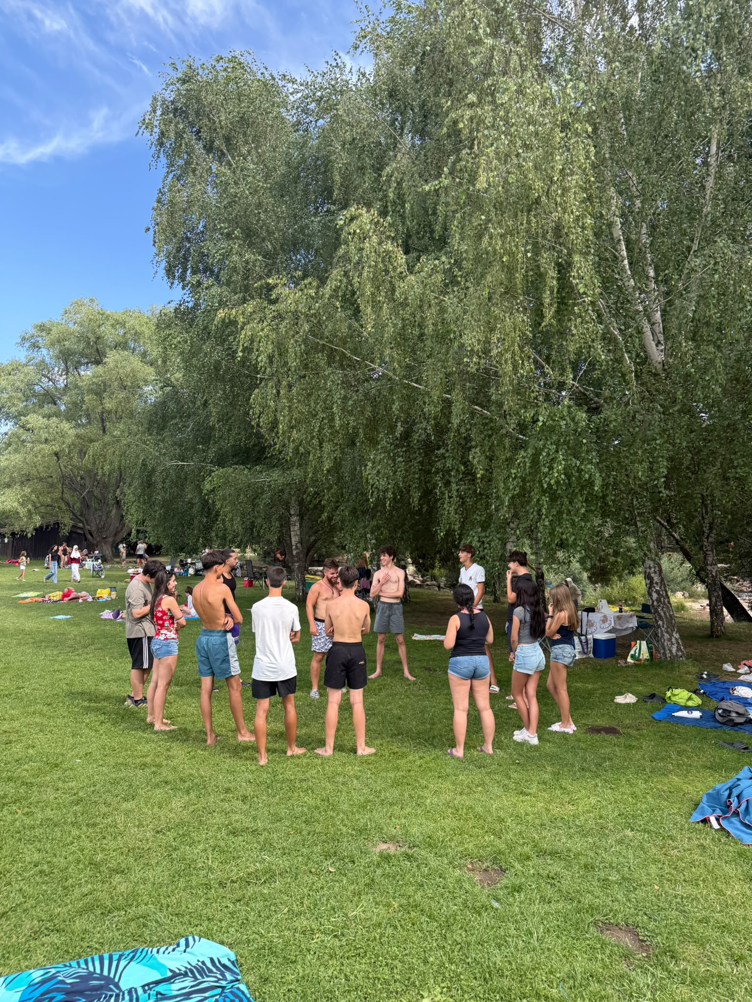 EU: Ezagutza jolasak pistinan  ES: Juegos de presentación en las piscinas