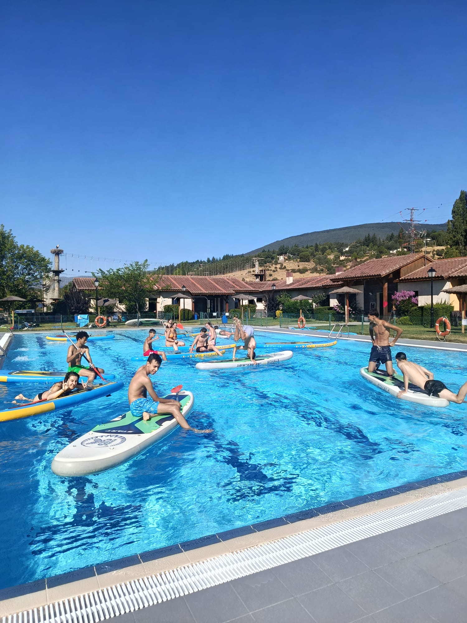 EU: Paddle surf pistinan ES: Paddle surf en la piscina