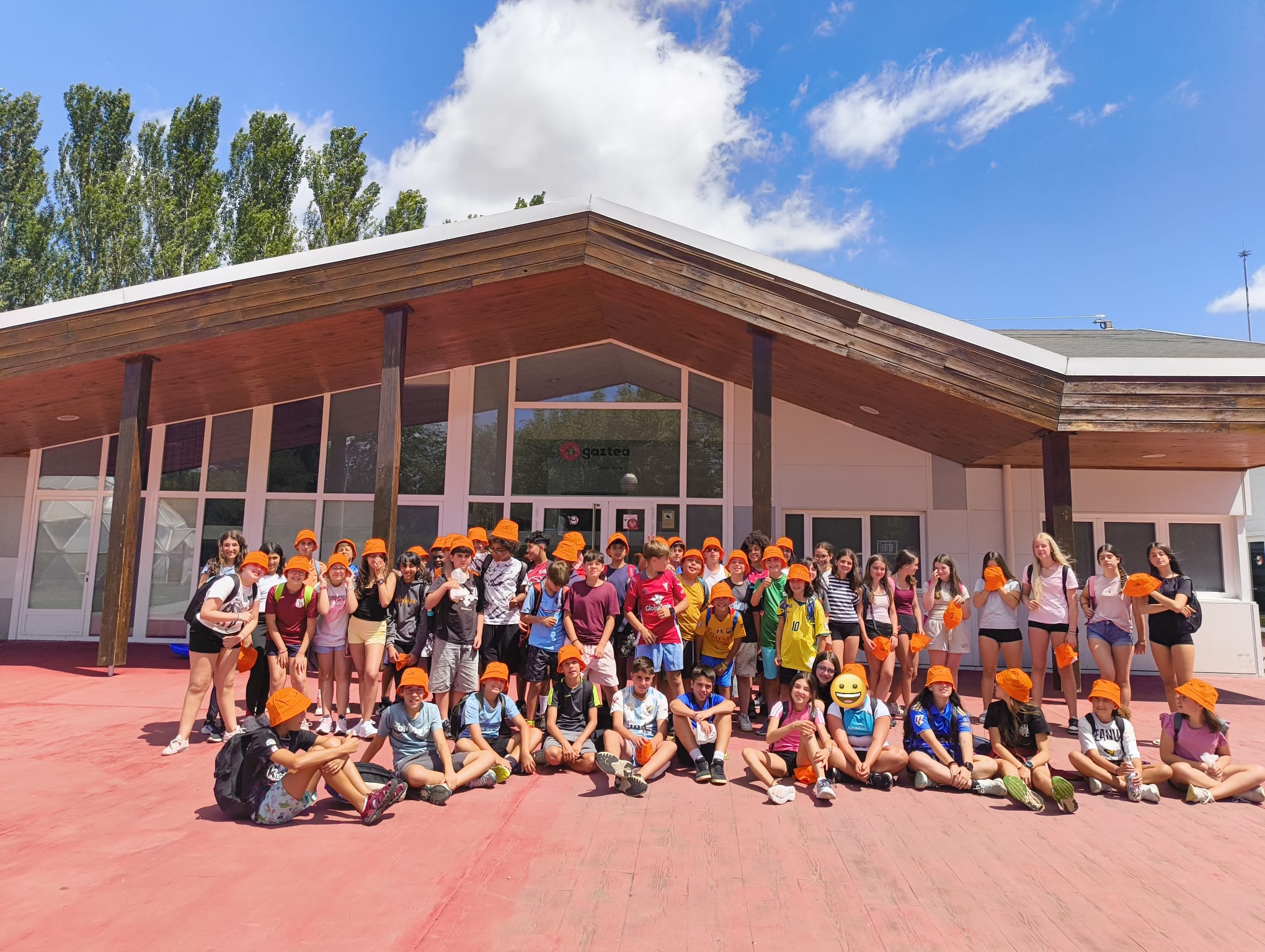 foto de grupo antes de la excursiñon